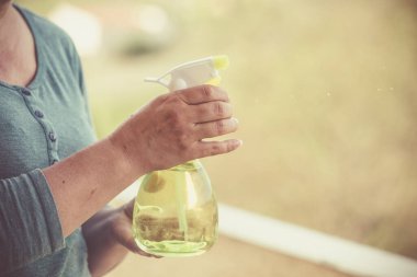 El dezenfeksiyonlu kadın.