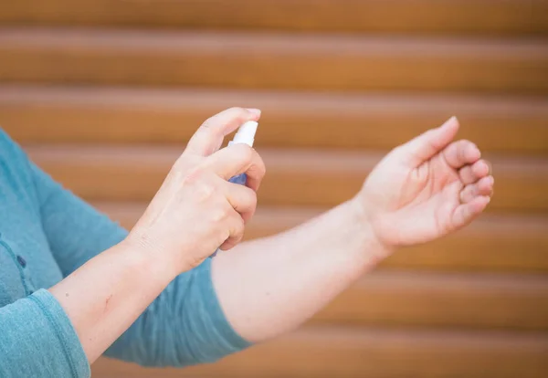 Mulher Com Gel Desinfecção Das Mãos — Fotografia de Stock