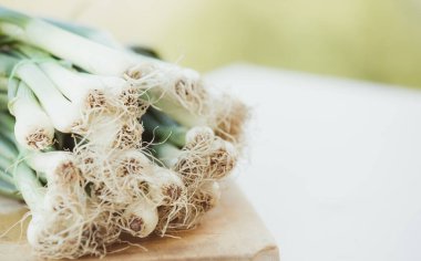 Ahşap masada organik sebzeler