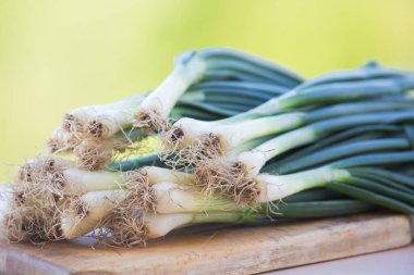 Ahşap arka planda organik sebzeler
