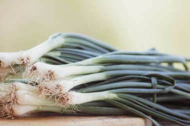 Ahşap arka planda organik sebzeler