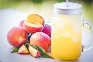 Buz gibi yaz içeceği. Şeftali kokteyli 