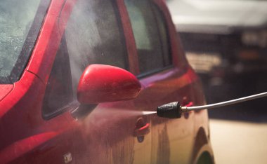 Arabayı self servis sisteminde yıkıyorum.