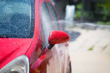 Arabayı self servis sisteminde yıkıyorum.