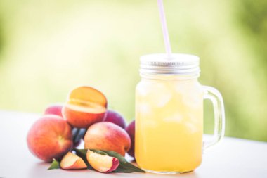 Taze organik şeftali yaz içeceği.