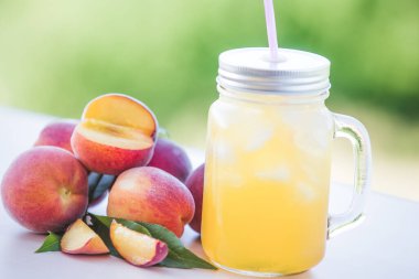 Taze organik şeftali yaz içeceği.