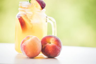 Taze organik şeftali yaz içeceği.