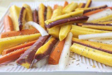 Renkli sarı, turuncu, kırmızı ve beyaz kaplama ve kuru biberiye heb ile serpilir çiğ havuç dilimlenmiş