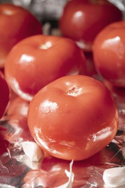 Bir Sac Tavada Kavrulmuş Domates ve Sarımsak