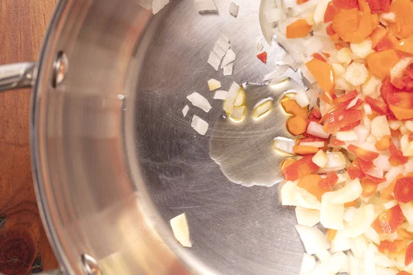 Zanahorias picadas y cortadas en cubitos, cebollas, ajo y aceite para un salteado —  Fotos de Stock