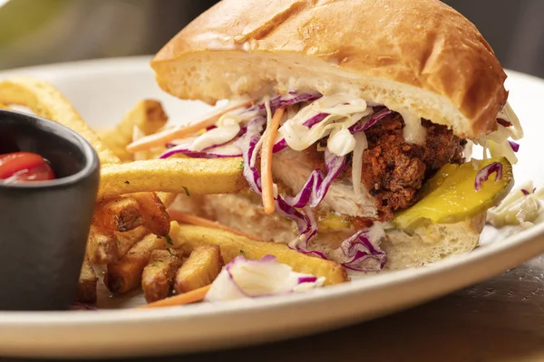 Smażona kanapka z kurczaka na kok Burger i boku francuskiego Frie — Zdjęcie stockowe