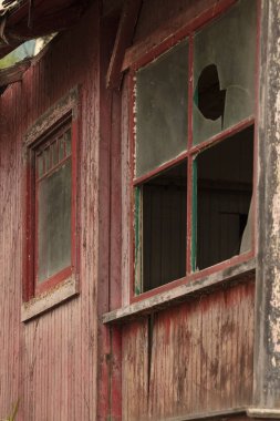 Eski terk edilmiş bina kırık pencereler ve doo ile parçalanıyor