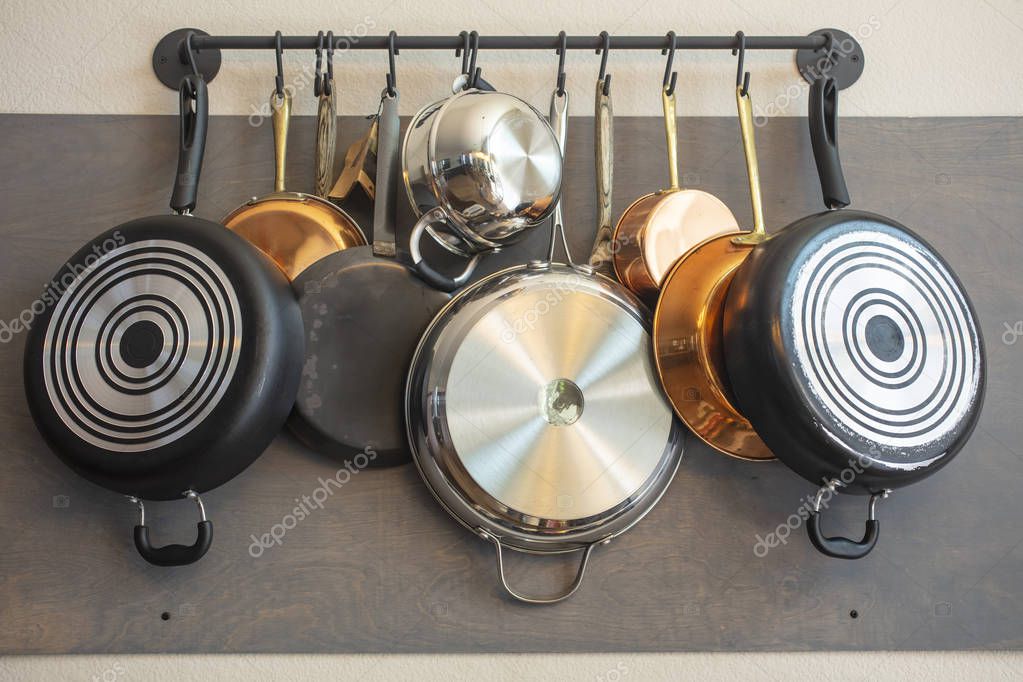 Cremagliera da cucina per appendere pentole, padelle, grembiuli e altri  utensili - Foto Stock: Foto, Immagini © almana4327 270519176