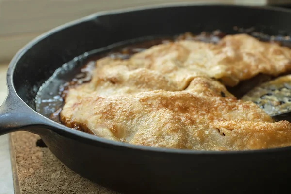 Tarta de manzana dorada hecha en una sartén de hierro fundido —  Fotos de Stock