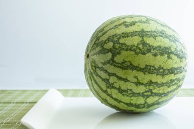 Beyaz seramik tepsi ve masa üstü üzerinde Whold karpuz
