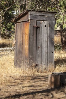 Teneke çatılı eski ahşap tuvalet.