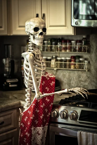 Halloween szkielet w kuchni przygotowuje się do przygotowania żywności — Zdjęcie stockowe