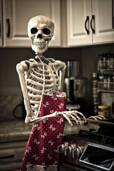 Esqueleto de Halloween na cozinha se preparando para preparar comida — Fotografia de Stock