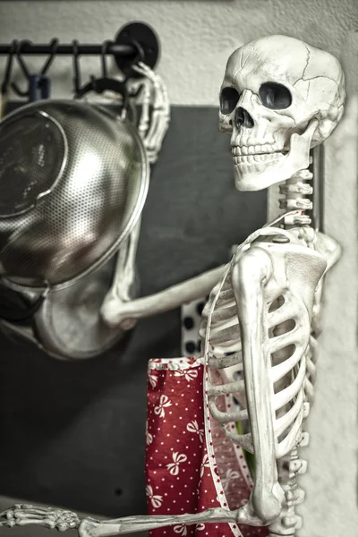 Esqueleto de Halloween na cozinha se preparando para preparar comida — Fotografia de Stock