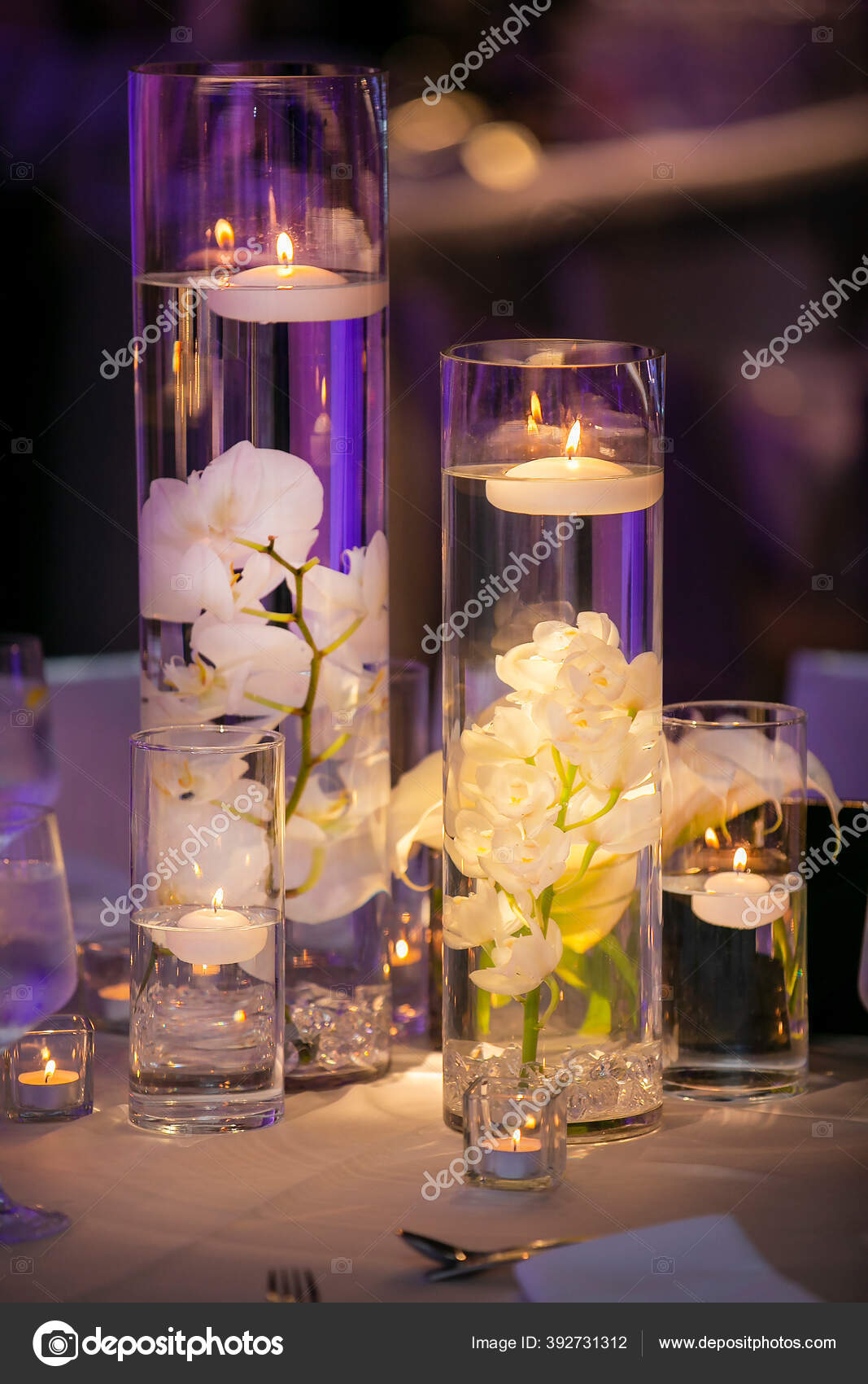 Mesa Decorada Para Una Ceremonia Boda Con Recipientes Agua Velas — Foto de  stock #392731312 © almana4327, image size:1067x1700