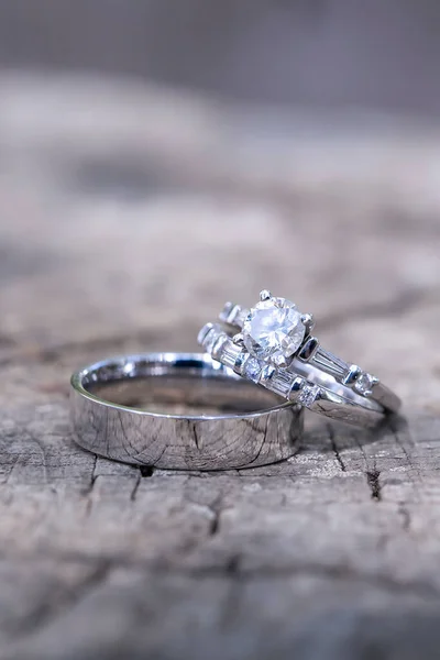 Banda Boda Tradicional Anillos Diamantes Sobre Fondo Piedra —  Fotos de Stock