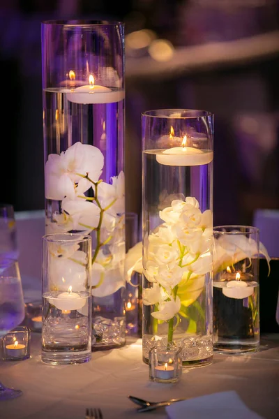 Mesa Decorada Para Una Ceremonia Boda Con Recipientes Agua Velas —  Fotos de Stock