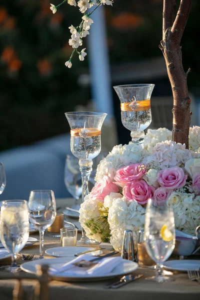 Decoração Mesa Festa Casamento Para Uma Cerimônia Durante Primavera Com — Fotografia de Stock