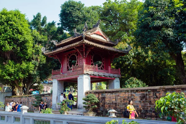 Hanoi, Vietnam - 8 Nisan 2018: Khue Van Cac, edebiyat Tapınağı. Van Mieu sembolü Hanoi ve bu Vietnam ilk Üniversitesi.