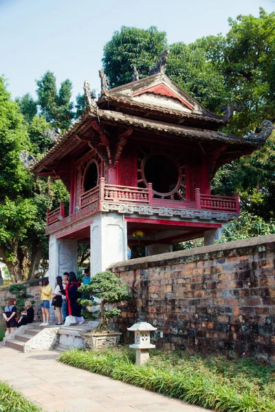 Hanoi, Vietnam - 8 Nisan 2018: Khue Van Cac, edebiyat Tapınağı. Van Mieu sembolü Hanoi ve bu Vietnam ilk Üniversitesi.