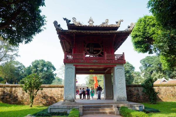 Hanoi, Vietnam - 8 Nisan 2018: Khue Van Cac, edebiyat Tapınağı. Van Mieu sembolü Hanoi ve bu Vietnam ilk Üniversitesi.