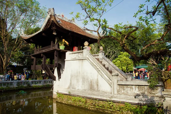 ハノイ ベトナム 2018 つの柱寺は歴史的な仏教上に建てられた タイ通王菩薩の彼の夢によると座席の蓮の花は パゴダに彼を導いた — ストック写真