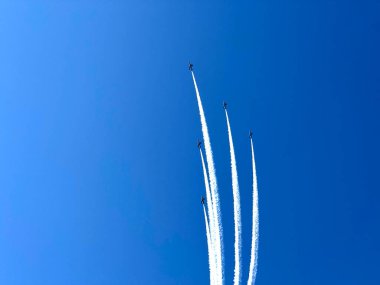 Mavi Impulse mavi gökyüzünde uçuyor 02