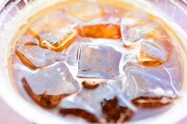 01 numaralı bardağa buzlu kahve döküldü.