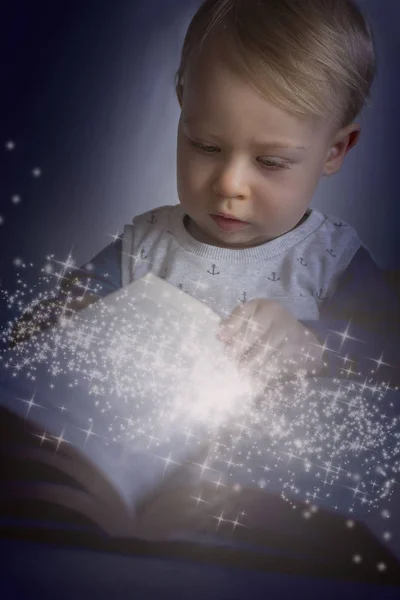 Küçük bir çocuk oynamaya ve ailesinin evinde bayram