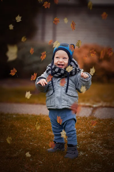 少し男の子を再生し 彼の両親の家の喜び — ストック写真