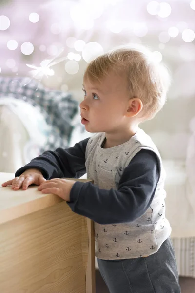 Küçük bir çocuk oynamaya ve ailesinin evinde bayram