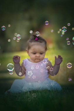 Bebek annesiyle fiyonkta oynuyor..