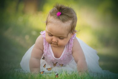 Bebek annesiyle fiyonkta oynuyor..