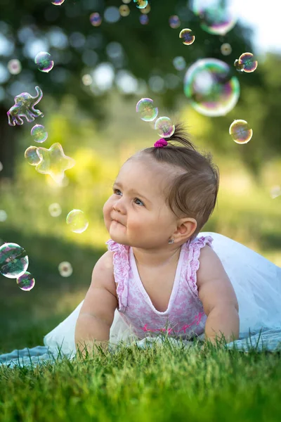 Bebek annesiyle fiyonkta oynuyor..