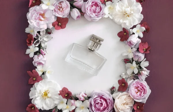 Fles Van Vrouwelijke Parfum Een Frame Van Roze Rozen — Stockfoto