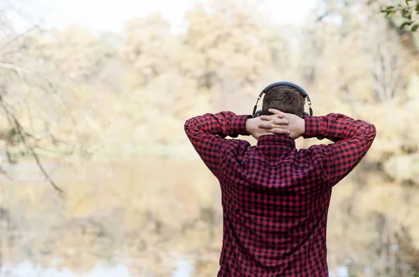 Молодой Человек Наушниках Слушает Музыку Осеннем Парке Стоковая Картинка