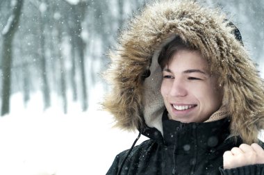 mutlu genç adam kışın Park