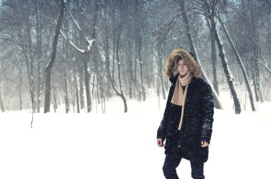 Kışın parkta ciddi genç adam