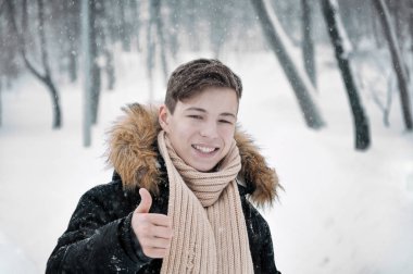 mutlu genç adam kışın Park