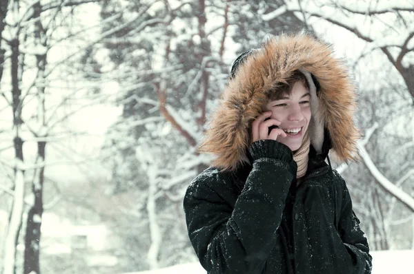 Happy Teenager Talking Phone Park Winter — Stock Photo, Image