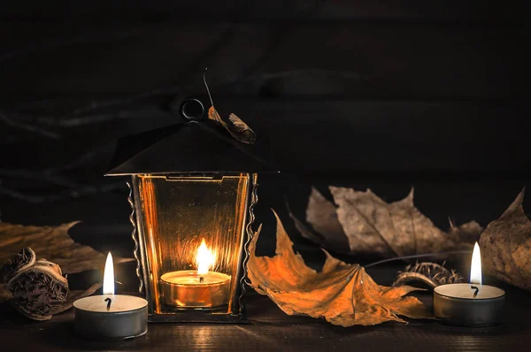 Свечи Старый Фонарь Осенние Листья Деревянном Столе Стоковое Изображение