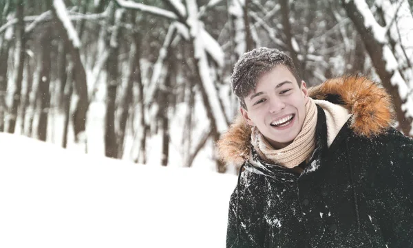 Счастливый Молодой Человек Парке Зимой Стоковая Картинка