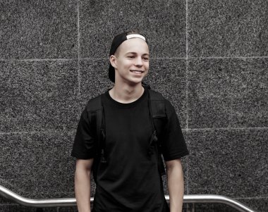 mutlu genç adam bir kap ayakta duvar tarafından