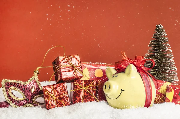 Желтая Свинья Красным Луком Снегу Маска Подарки Стоковое Изображение