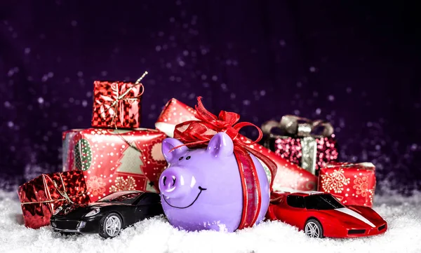 Фиолетовая Свинья Красным Луком Миниатюрные Машины Снегу Подарки Стоковое Фото